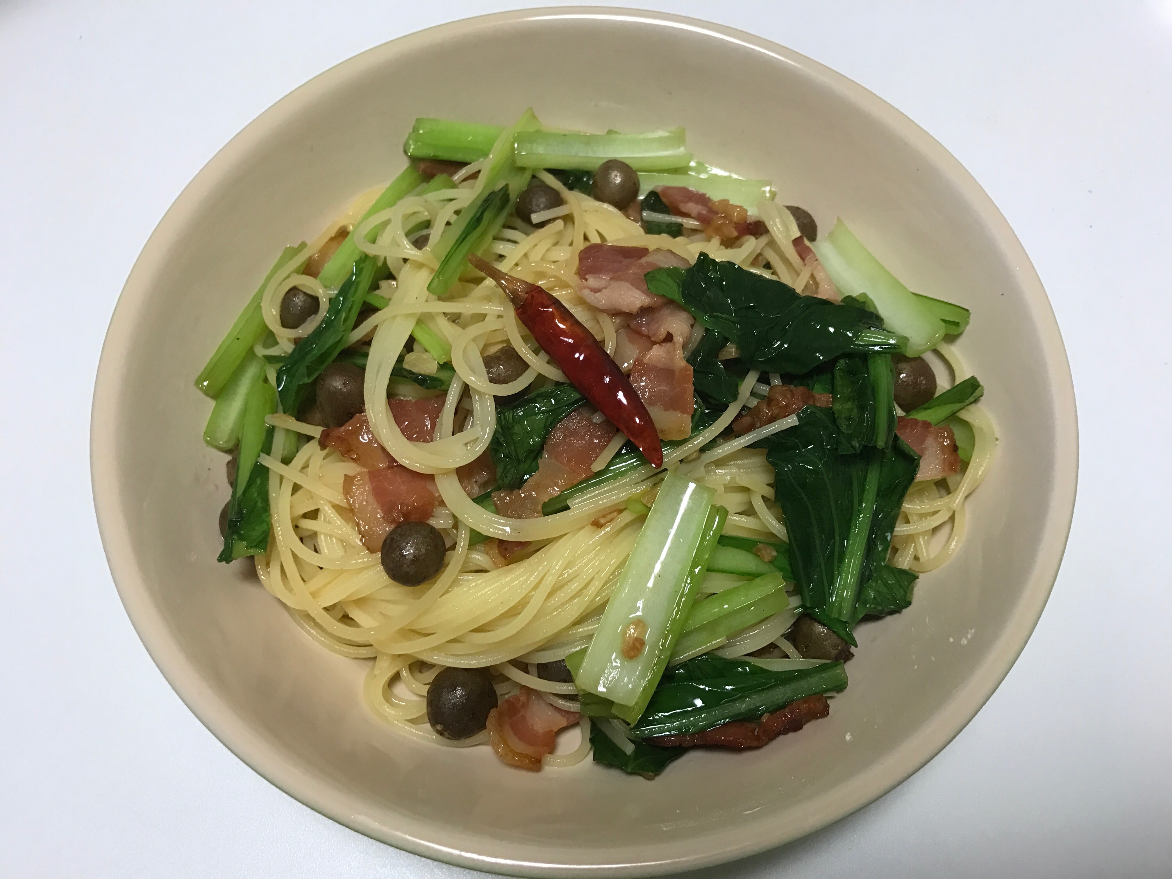 小松菜とむかごのスパゲッティ。和風でもペペロンチーノでもおいしそう。2018年12月19日撮影。